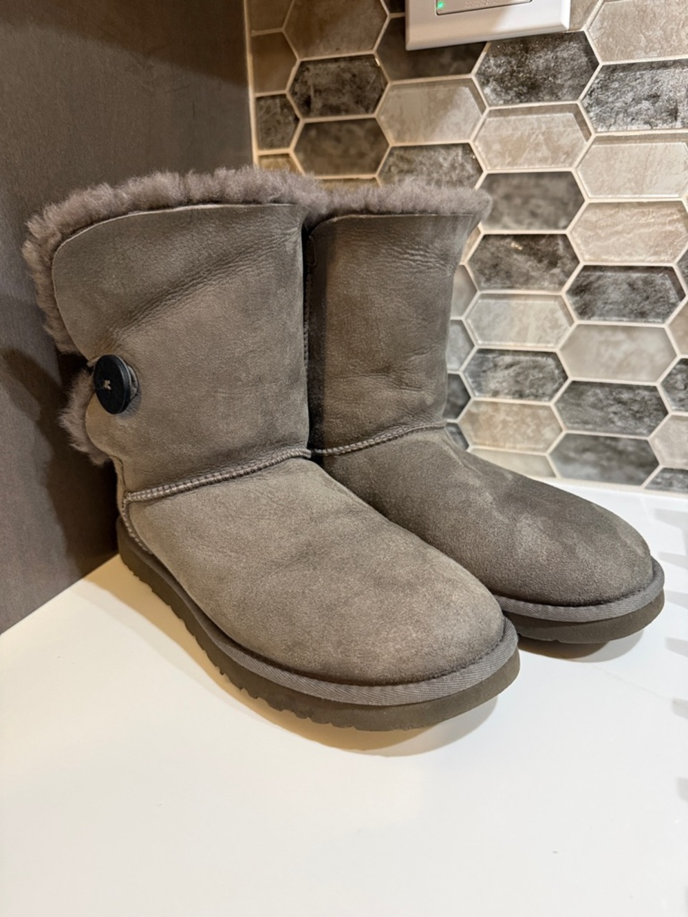 EUC UGG Bailey Button Sheepskin Boots Sz 9